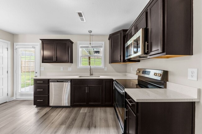 Building Photo - Beautiful Home!