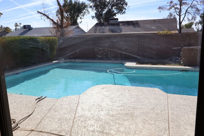 Building Photo - 3 bed 2 bath POOL Home!