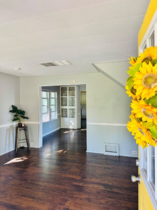 Building Photo - 3-Bedroom Rental Home Just Steps from Downtown! $1650/Month