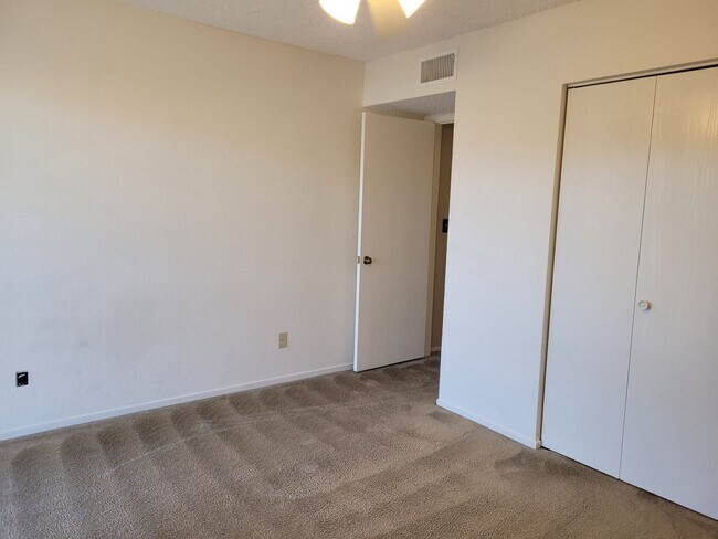 Building Photo - Affordable 2bed/2 bath Condo is Beautiful ...