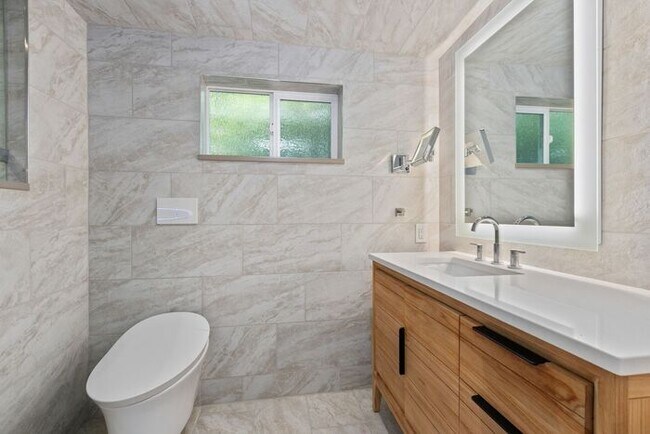 Building Photo - Elegant Air-Conditioned Newly Remodeled Matthews Beach Rambler