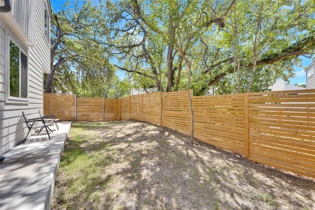 Building Photo - 814 N Bluff Dr