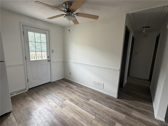 Building Photo - 104 1st St