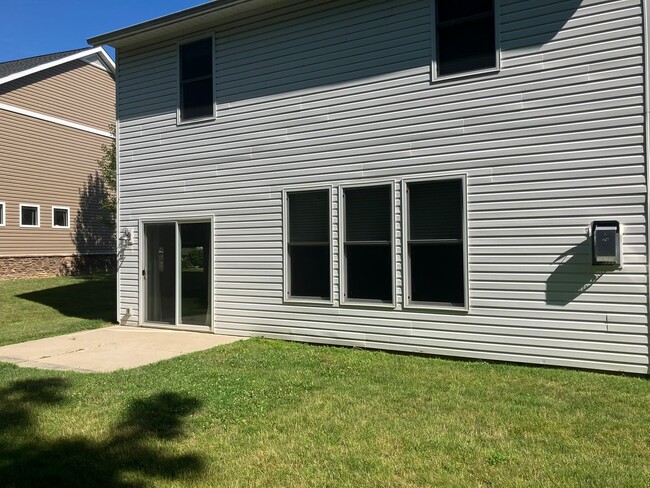 Building Photo - Maintenance free 3 bedroom 2.5 bath home i...