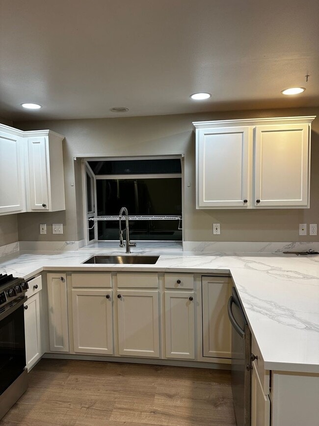 Building Photo - Updated 3 beds/ 2 bath townhome for rent!