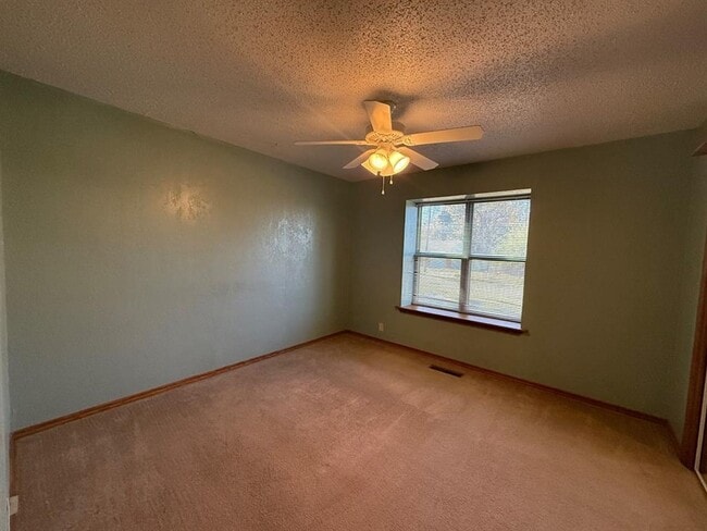 Building Photo - 1940 Ives Way Ln