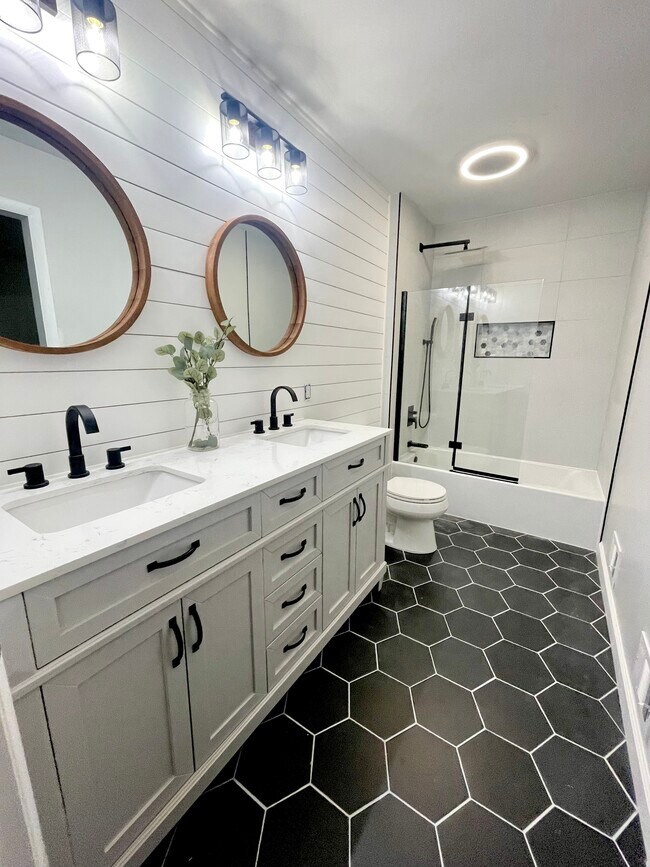 Building Photo - 10394 Meadowhead Cir