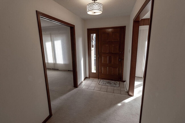 Building Photo - 401 Cedar Ln