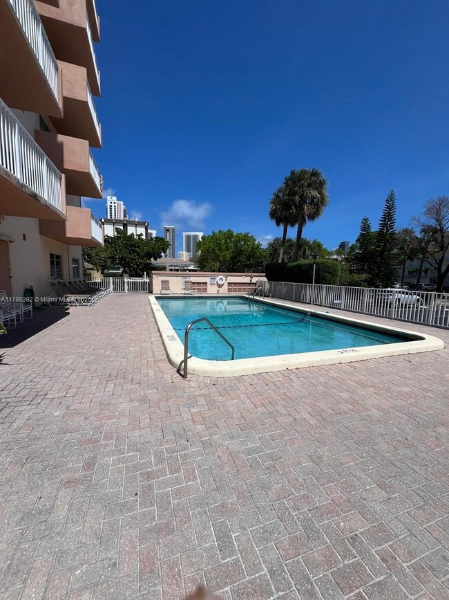 Building Photo - 2200 E Hallandale Beach Blvd