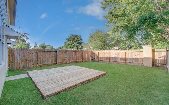 Building Photo - 17230 Oakwood Chase Dr