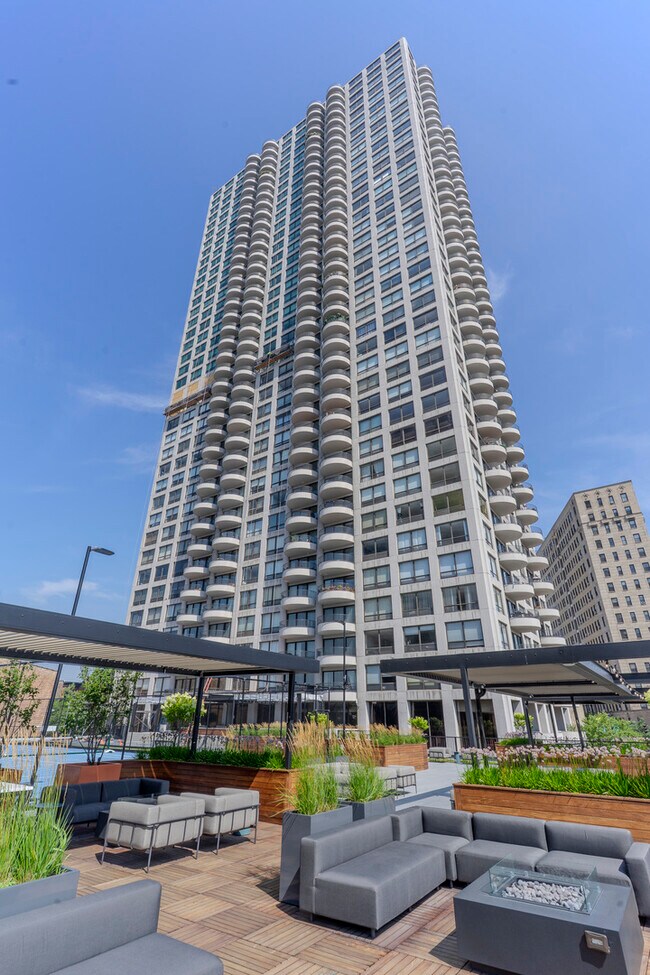 Building Photo - 2020 N Lincoln Park W