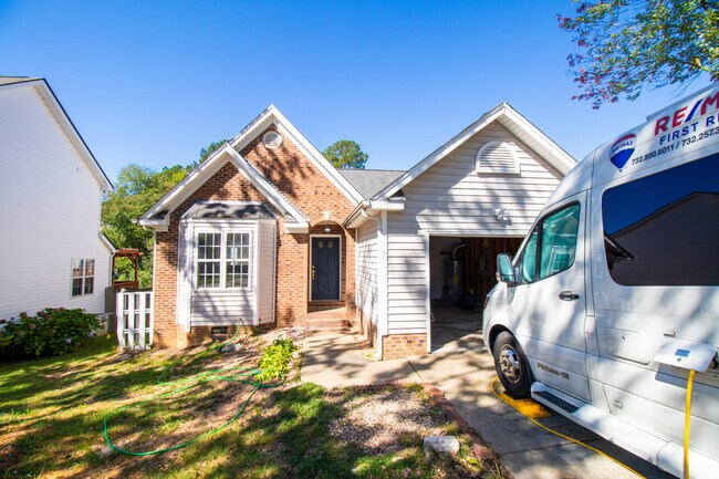 Building Photo - 223 Gregory Dr