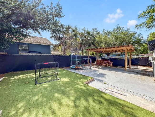 Building Photo - 1515 E 31st Ave