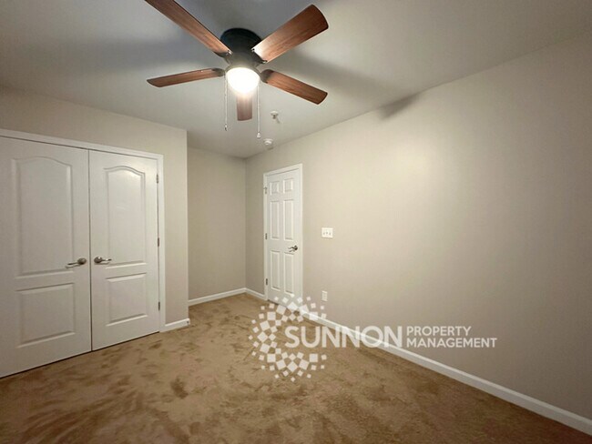 Building Photo - 3 Bedroom 2.5 Bathroom Townhome Near University Area