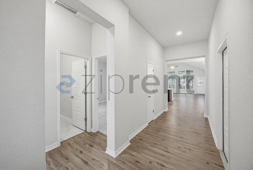 Building Photo - Unit