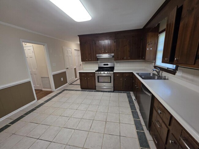 Building Photo - 212 Stratford Dr