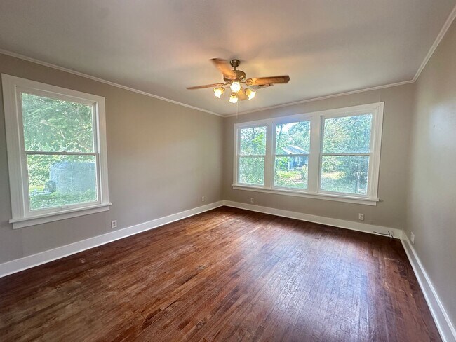 Building Photo - Super cute and close to Querbes Park....
