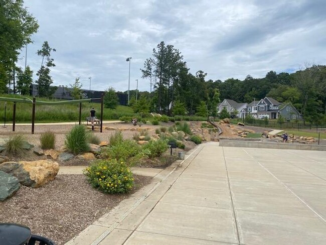 Building Photo - 686 Vine Pkwy