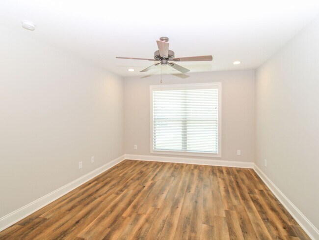 Building Photo - Modern 2 Bed @ bath Townhome!