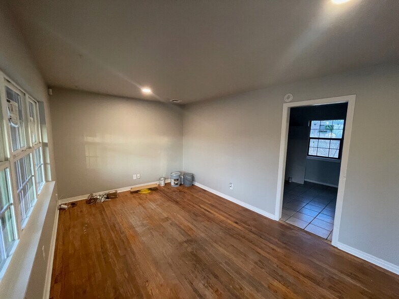 Building Photo - 4006 Dogwood Dr