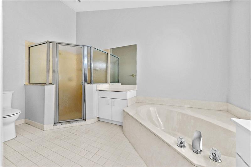 Building Photo - 14066 Glenlyon Ct