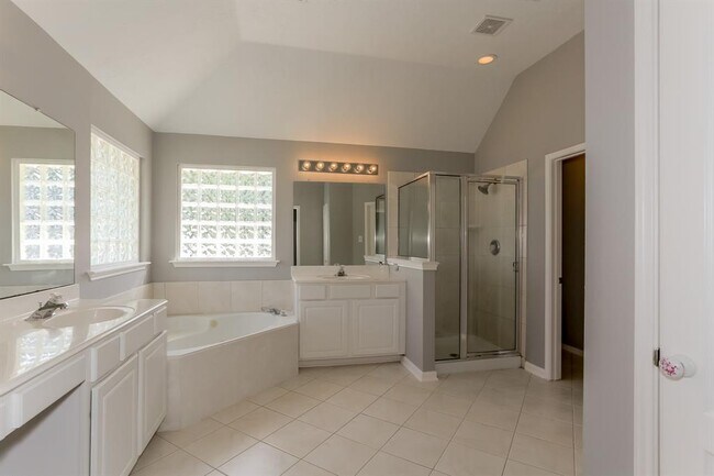 Building Photo - 2207 Stoneycreek Park Ct
