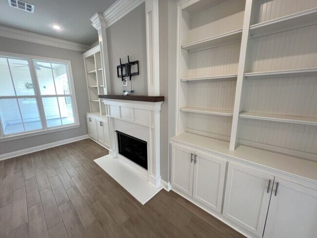 Building Photo - Beautiful 4-Bedroom Home in The Magnificen...