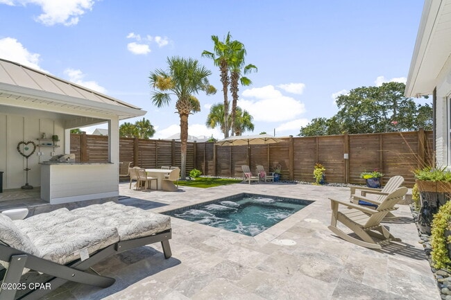 Building Photo - 407 Petrel St