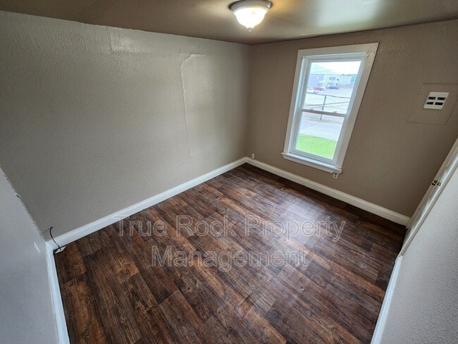 Building Photo - 204 1/2 E 2nd
