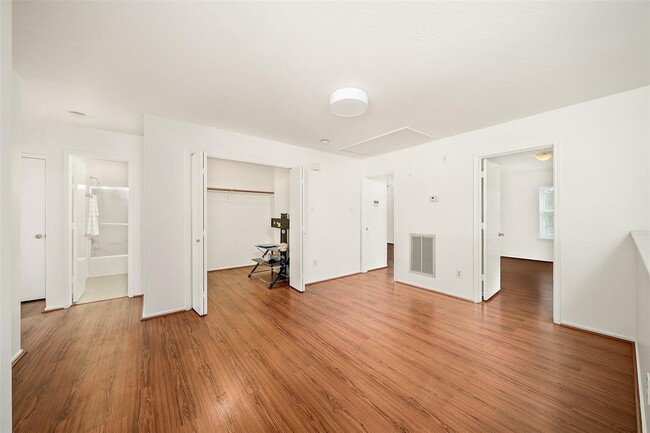 Building Photo - 8010 Golf Green Cir