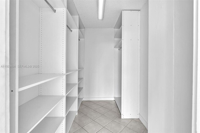 Building Photo - 9800 W Bay Harbor Dr