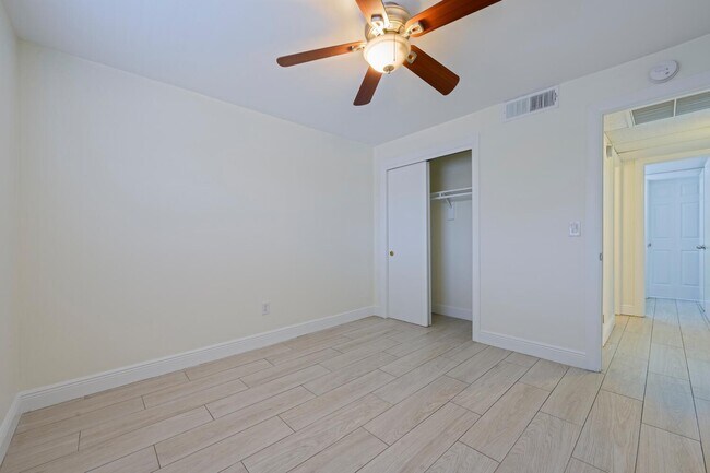 Building Photo - 1505 Crescent Cir