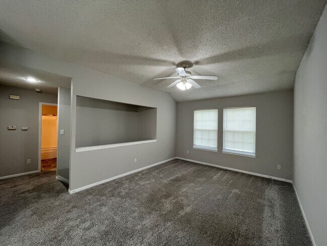 Building Photo - 2-Bedroom, 1.5 Bathroom Duplex with 1 Car ...