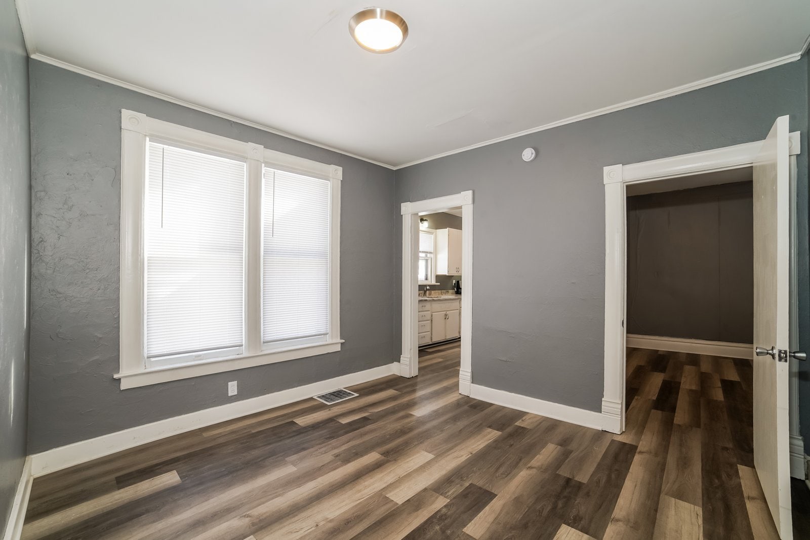 Building Photo - 204 E Thrush Ave