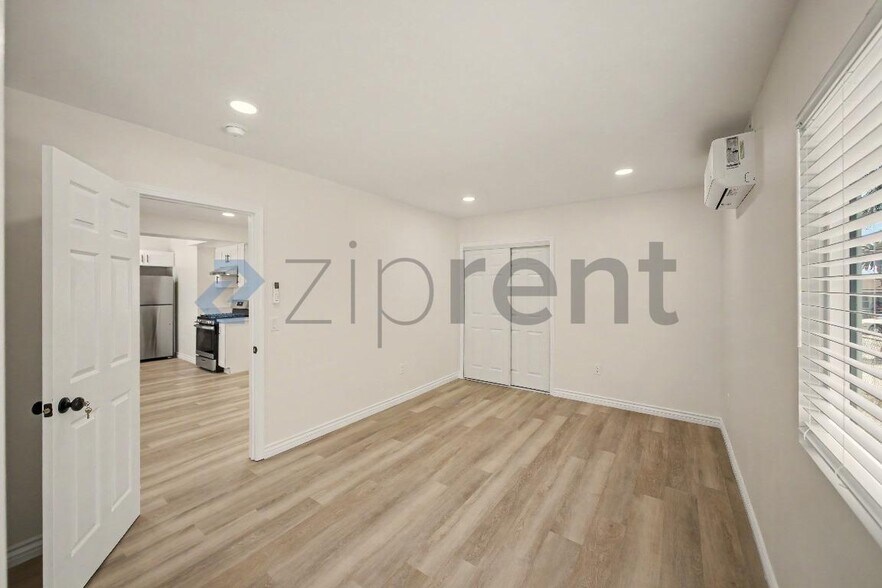 Building Photo - Unit