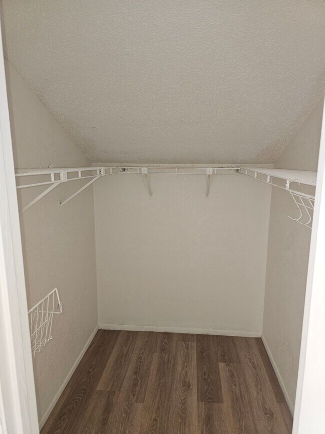 Building Photo - 1236 Dovehill Dr