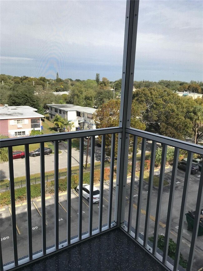 Building Photo - 16950 W Dixie Hwy