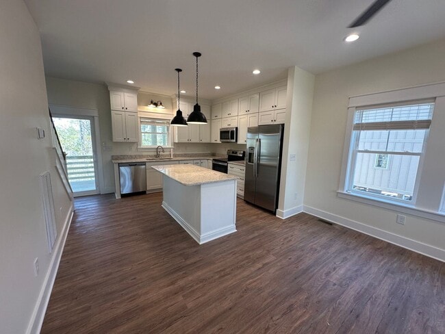 Building Photo - 2 Bed/2 Bath Long-Term Rental in Manteo!