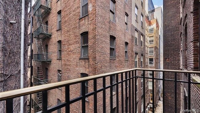 Building Photo - 500 Greenwich St