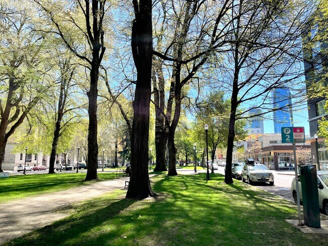 Building Photo - Bright Condo in NW Portland with Washer/Dryer In-Unit