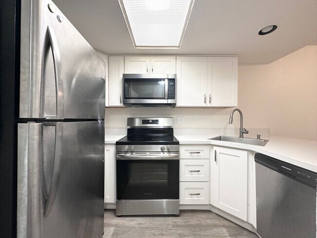 Building Photo - 2 Bedroom 1 Bath with utilities included!