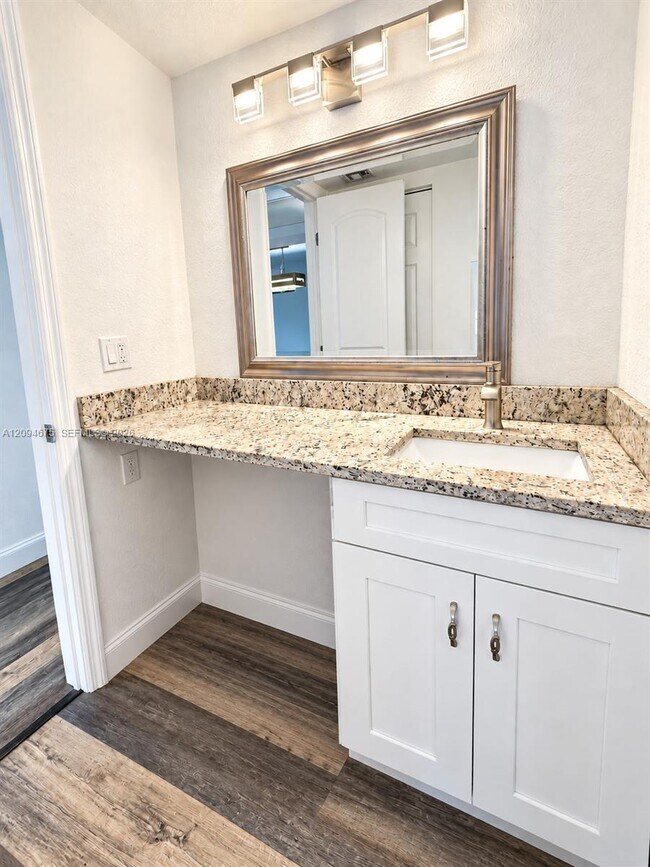 Building Photo - 9440 Poinciana Pl