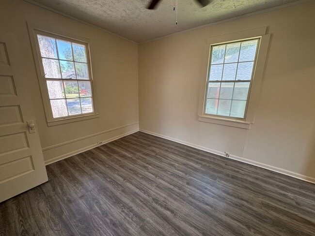 Building Photo - 1/1 House in Celanese- $850