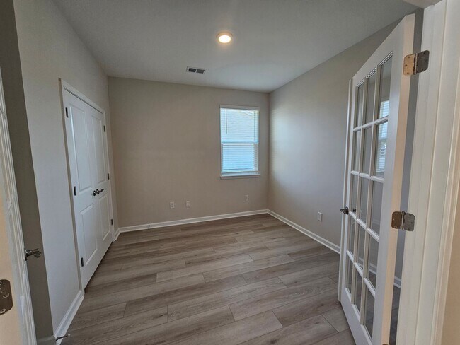 Building Photo - 2215 Flatleaf Ct