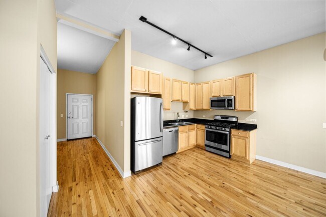 Building Photo - 910 W Madison St