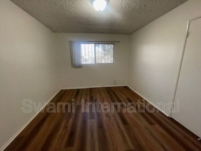Building Photo - 1303 W 107th St