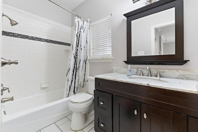 Building Photo - 2414 Mockingbird Dr