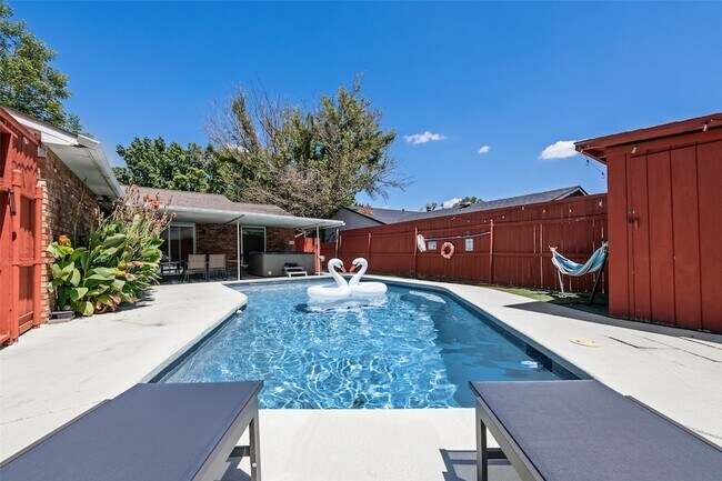 Building Photo - 9230 Millwood Dr