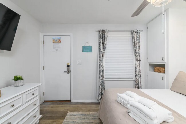 Building Photo - 4 N Forest Beach Dr