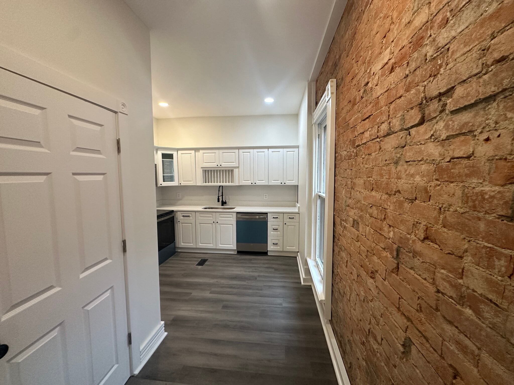 Building Photo - 81 Warren St